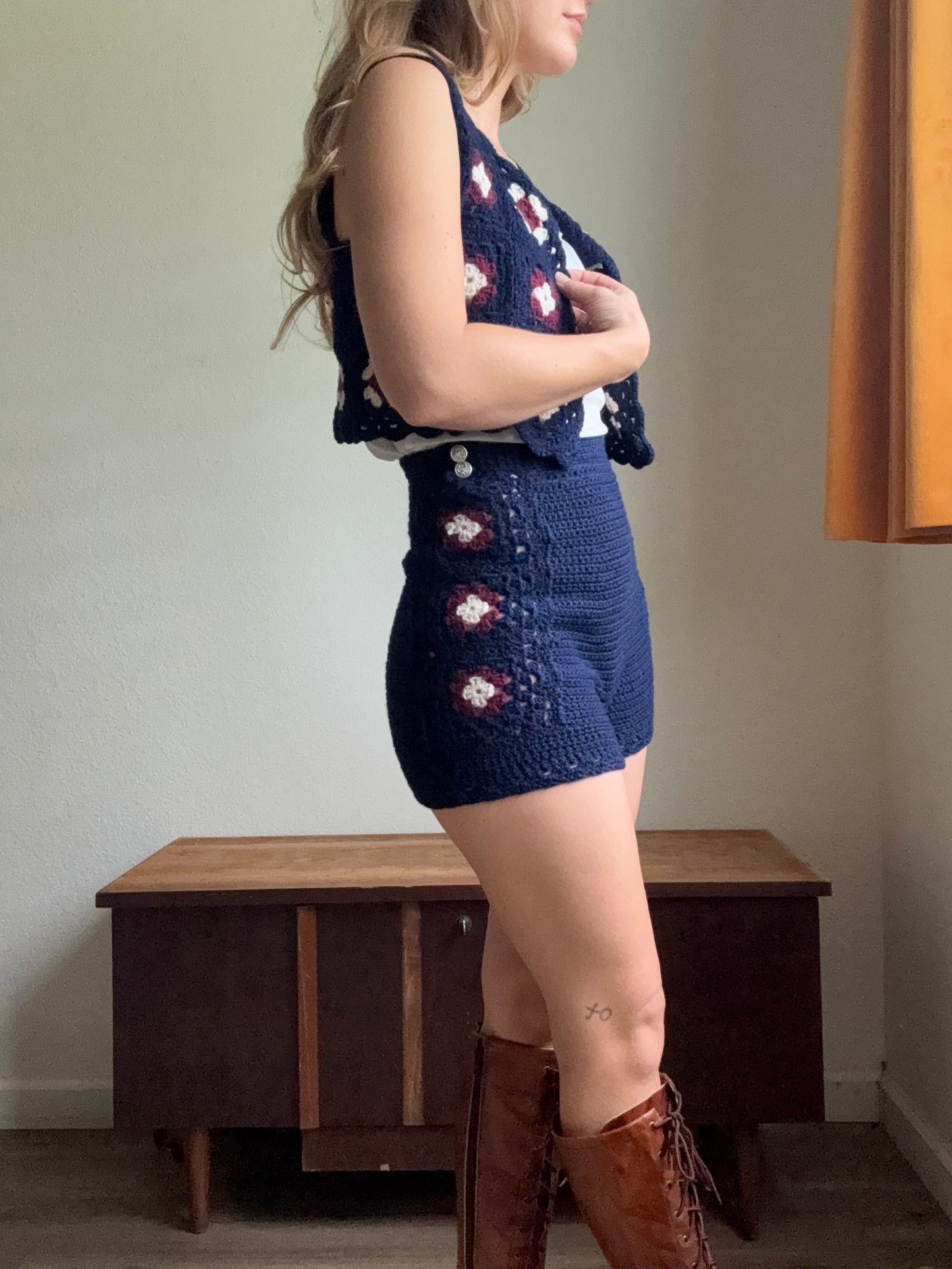 1970s hand knit floral shorts and vest set XS/S