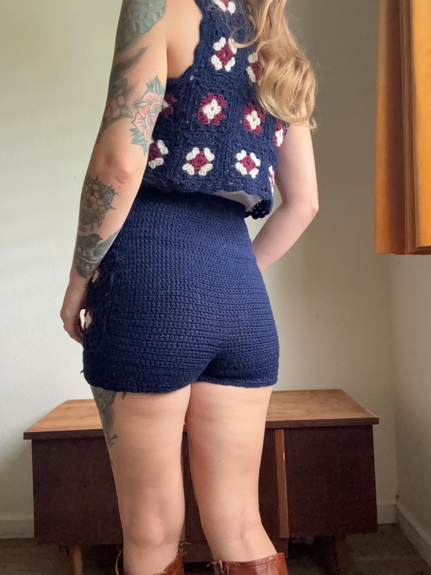 1970s hand knit floral shorts and vest set XS/S
