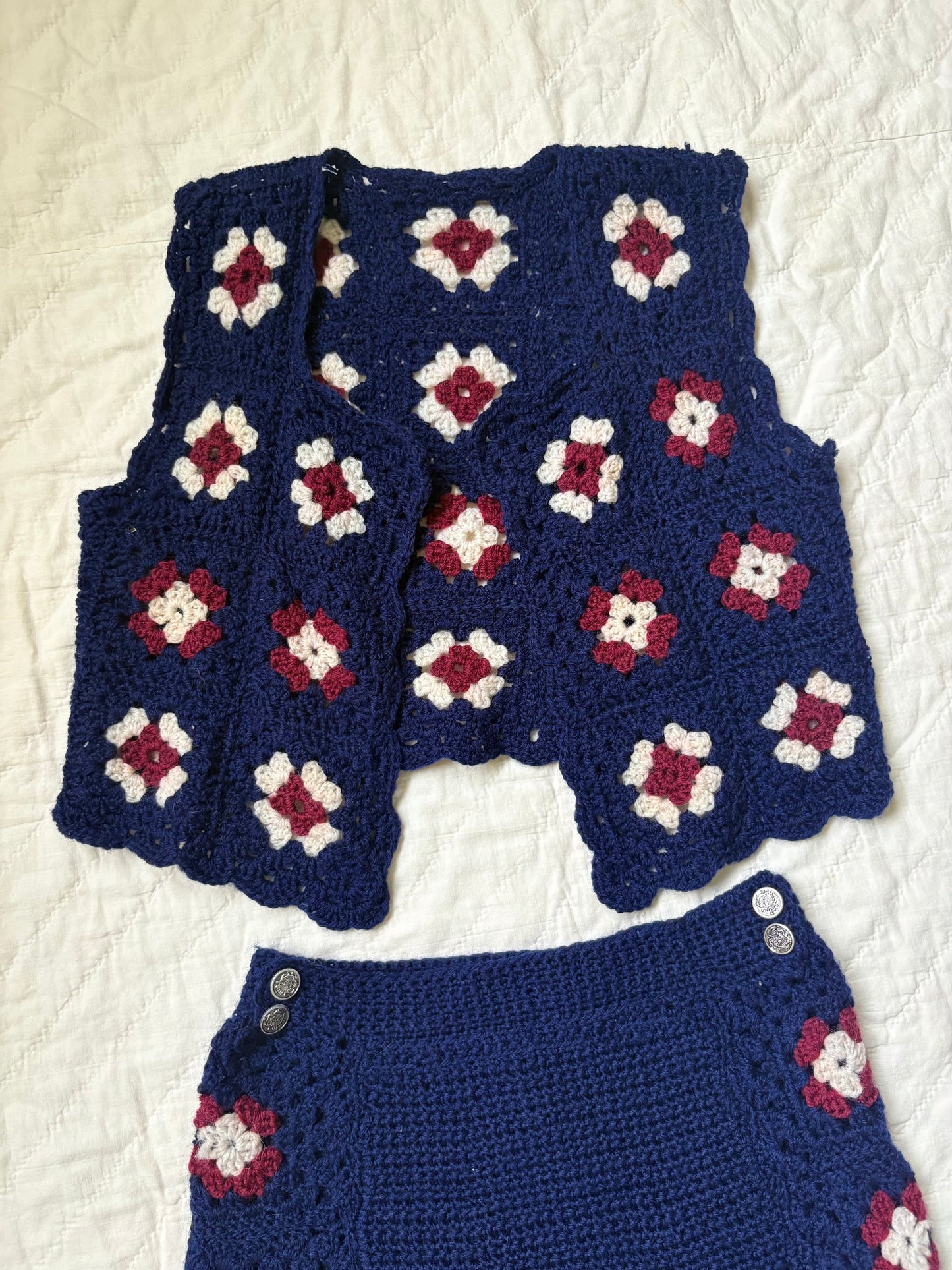 1970s hand knit floral shorts and vest set XS/S
