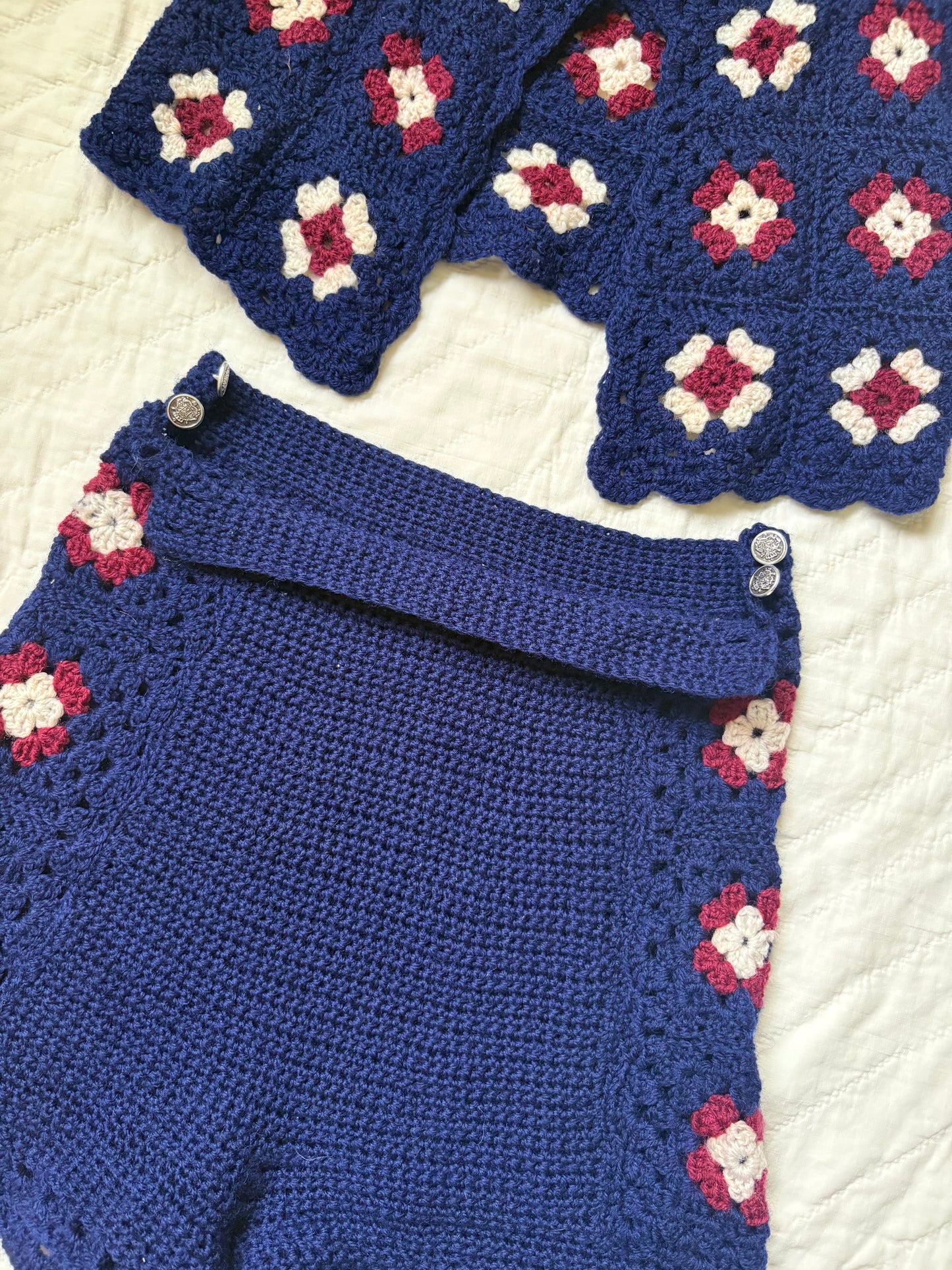 1970s hand knit floral shorts and vest set XS/S