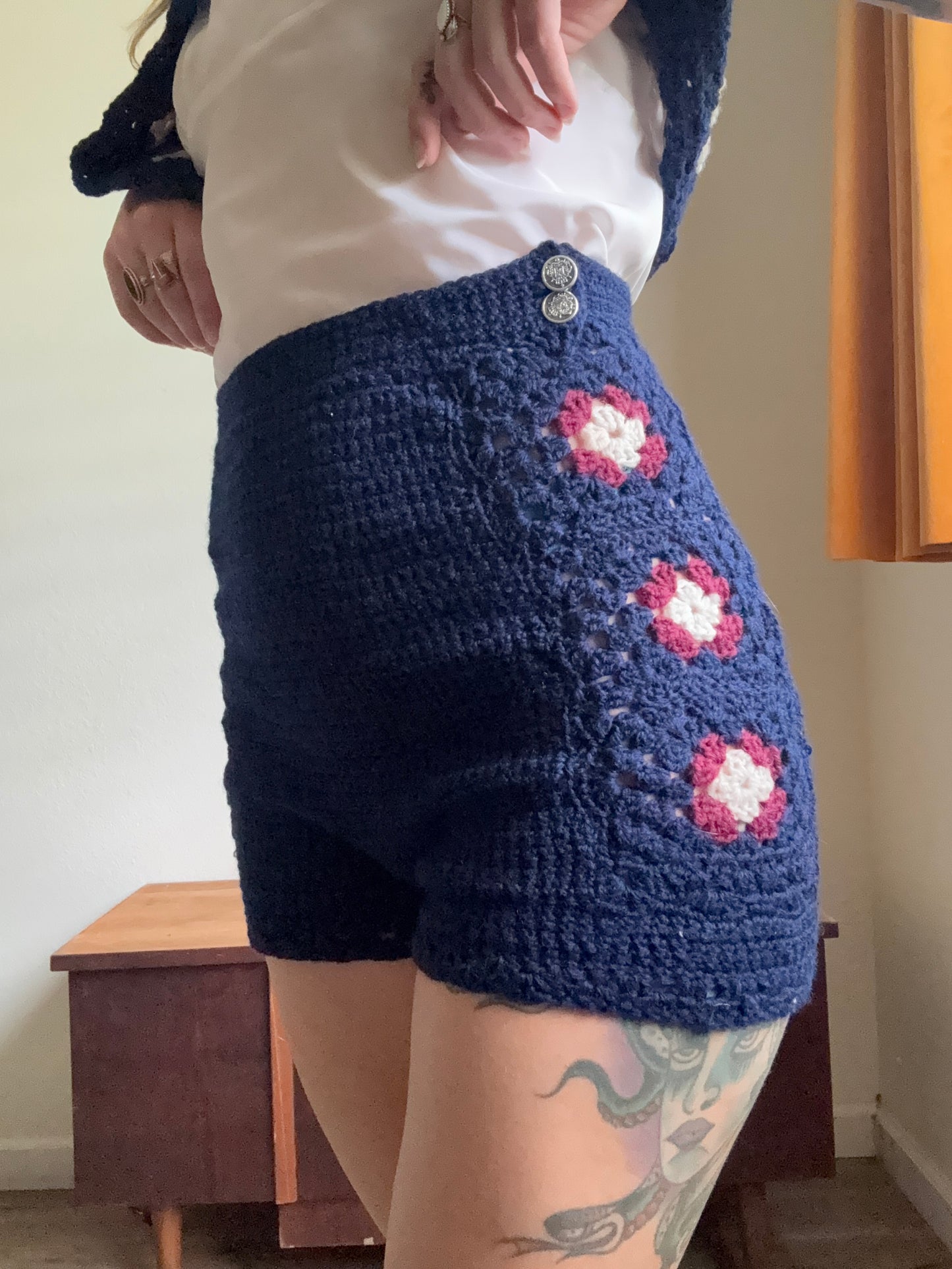 1970s hand knit floral shorts and vest set XS/S