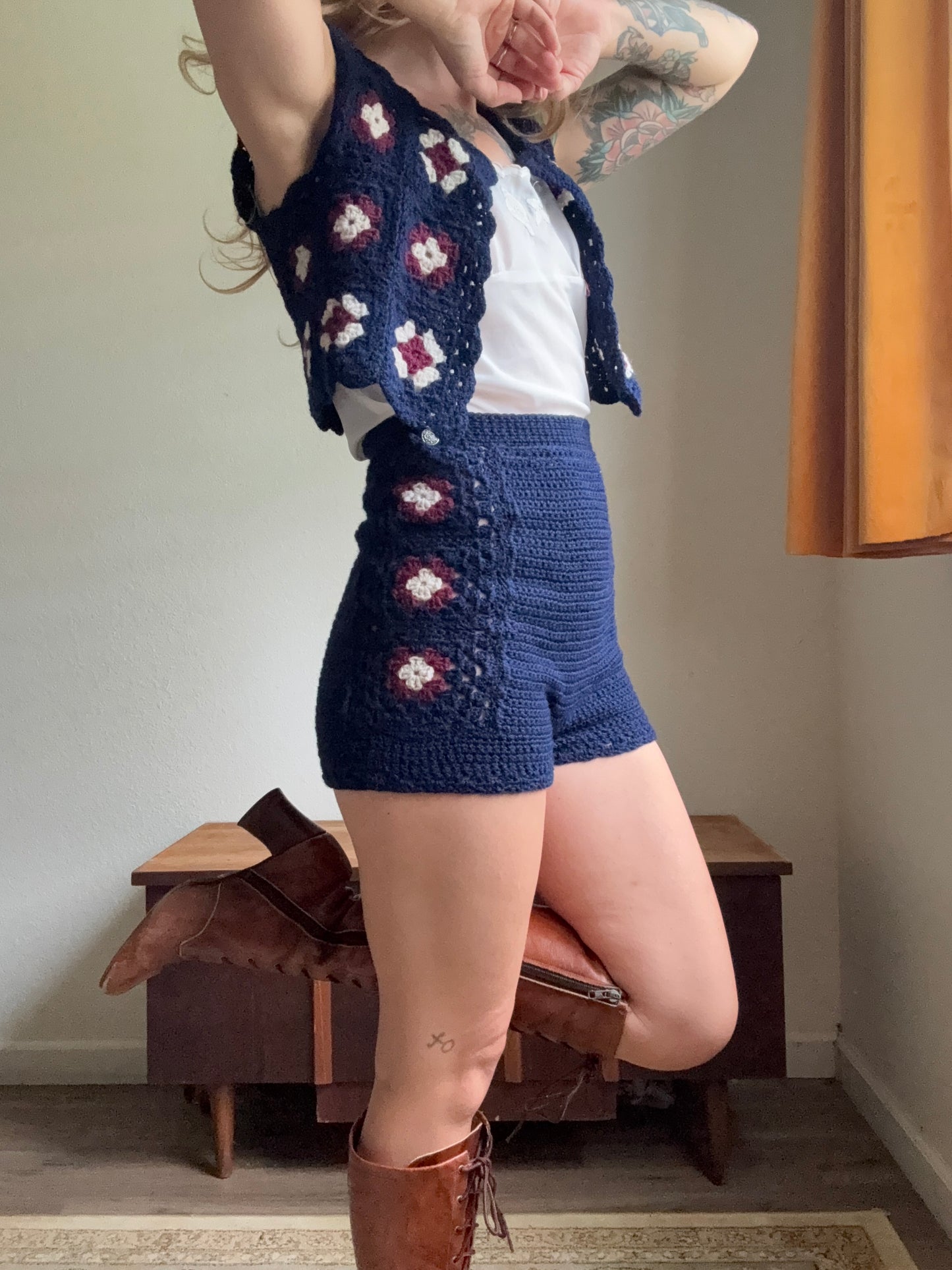 1970s hand knit floral shorts and vest set XS/S