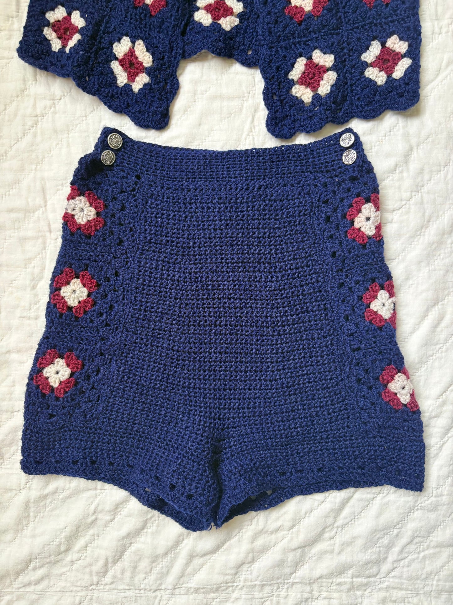 1970s hand knit floral shorts and vest set XS/S