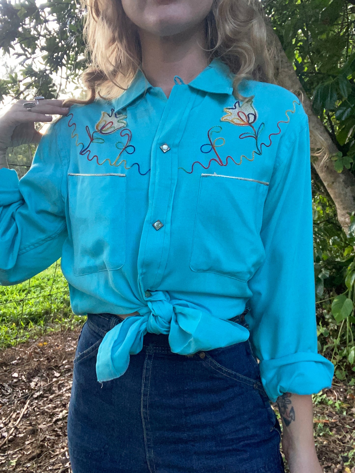 1960s The Cowhand Chain Stitch embroidery blue pearl snap button up blouse small long