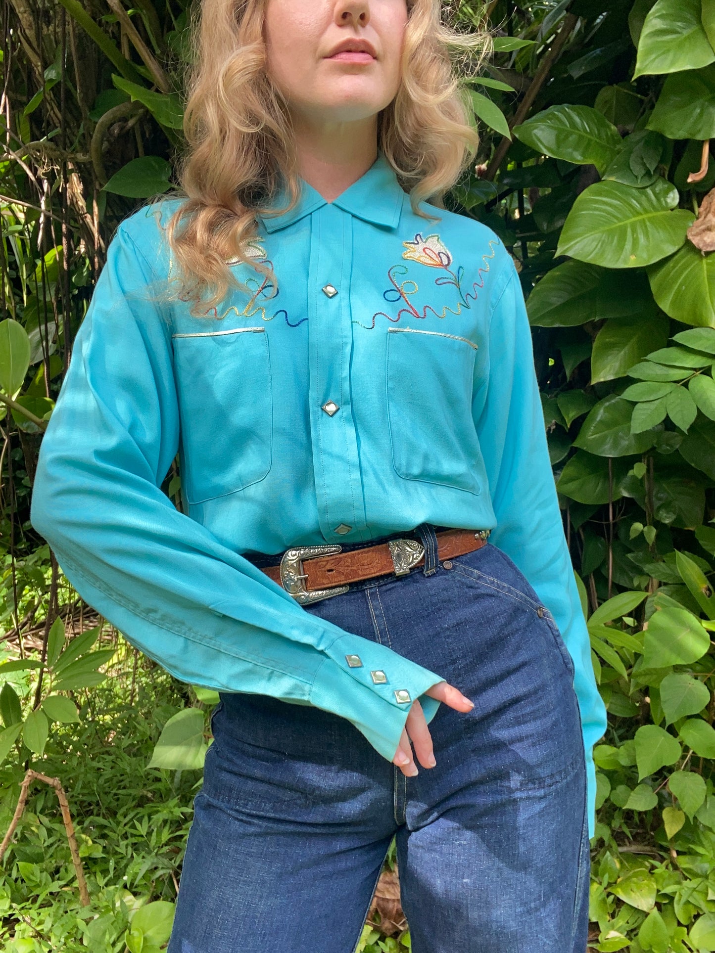 1960s The Cowhand Chain Stitch embroidery blue pearl snap button up blouse small long